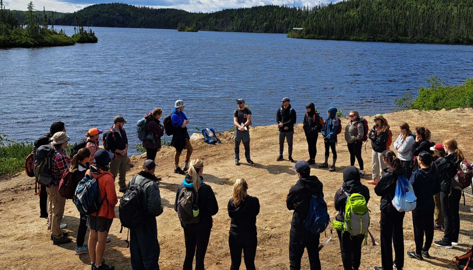 Les 24 étudiants du préexternat au début de leur formation à la Pourvoirie du Lac Dionne, près de Baie-Comeau.