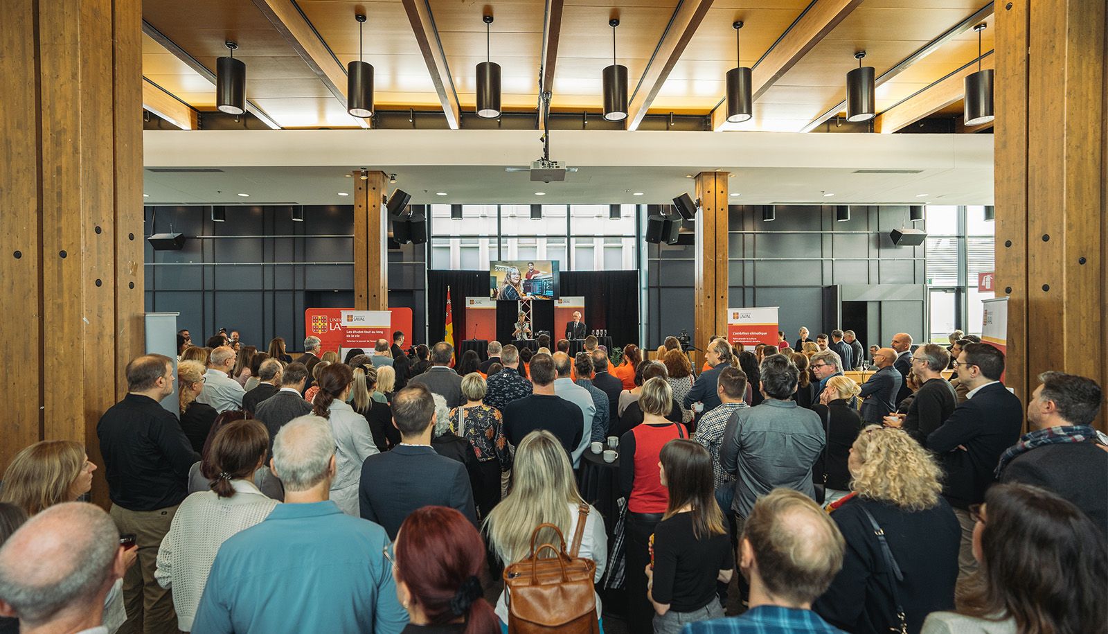<p>Quelque 300 personnes étaient réunies le 27 septembre à l’atrium du pavillon Charles-De Koninck. La diffusion Web a, quant à elle, attiré plus de 200 personnes.</p>