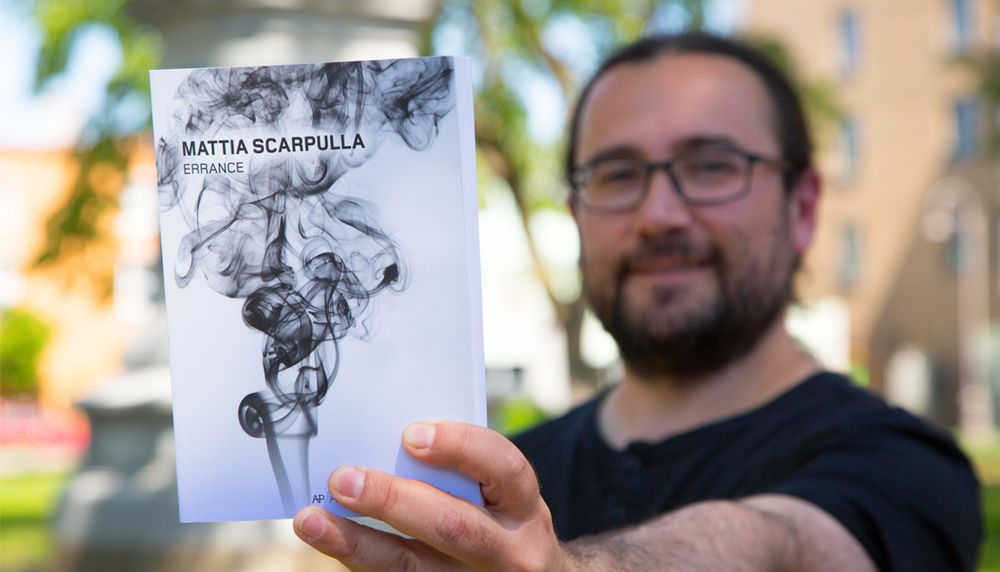 Mattia Scarpulla montre fièrement son nouveau roman.