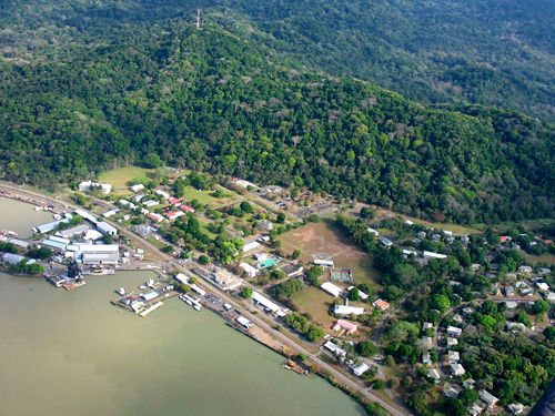 Le développement urbain, comme ici dans la petite ville de Gamboa, empiète sur les forêts tropicales humides situées à proximité du canal de Panama.