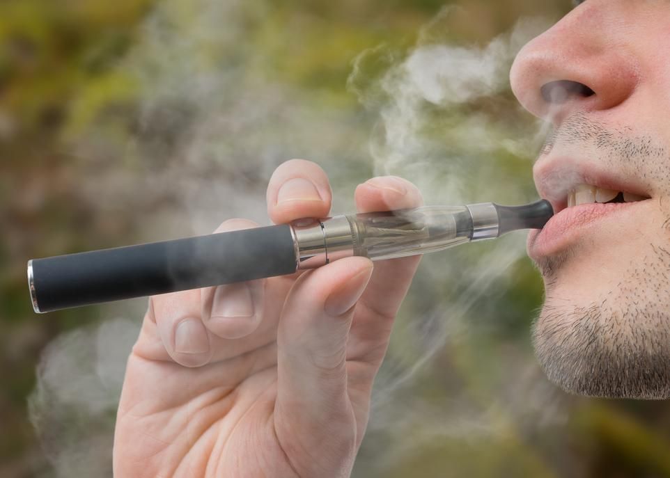 Certains composés de la fumée de cigarette électronique stimulent la croissance des levures buccales et activent leurs gènes de virulence.