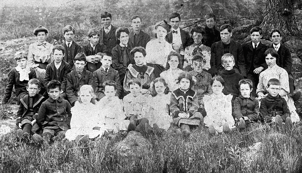 Grace Simpson entourée de ses élèves à la Lochaber School, 1903