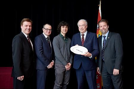 Les dignitaires présents à la cérémonie de clôture de la campagne Communauté universitaire 2016: Yves Bourget, PDG de La Fondation de l'Université Laval, Michel De Waele, coprésident et doyen de la Faculté des lettres et des sciences humaines, Gabriel Enrique Lopez, étudiant au baccalauréat en archéologie représentant les étudiantes figurant dans la vidéo, Denis Brière, recteur, et Mathieu Gagnon, coprésident et directeur du Service des résidences.