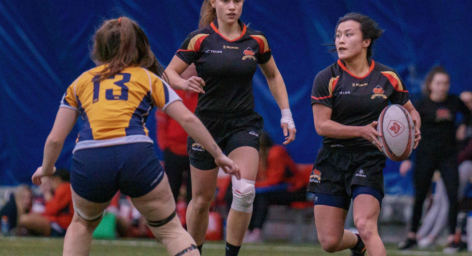 Deux joueuses de l'équipe féminine de rugby Rouge et Or