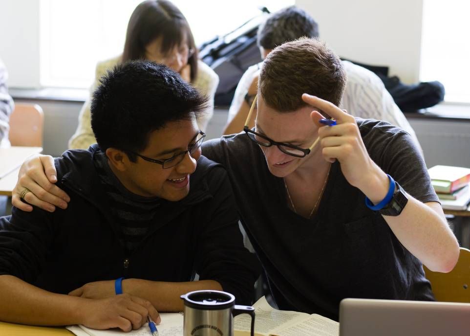 Les étudiants non francophones aux cycles supérieurs veulent échanger en français sur des sujets qui les touchent de près, dans divers contextes de la vie universitaire et de la vie en société.