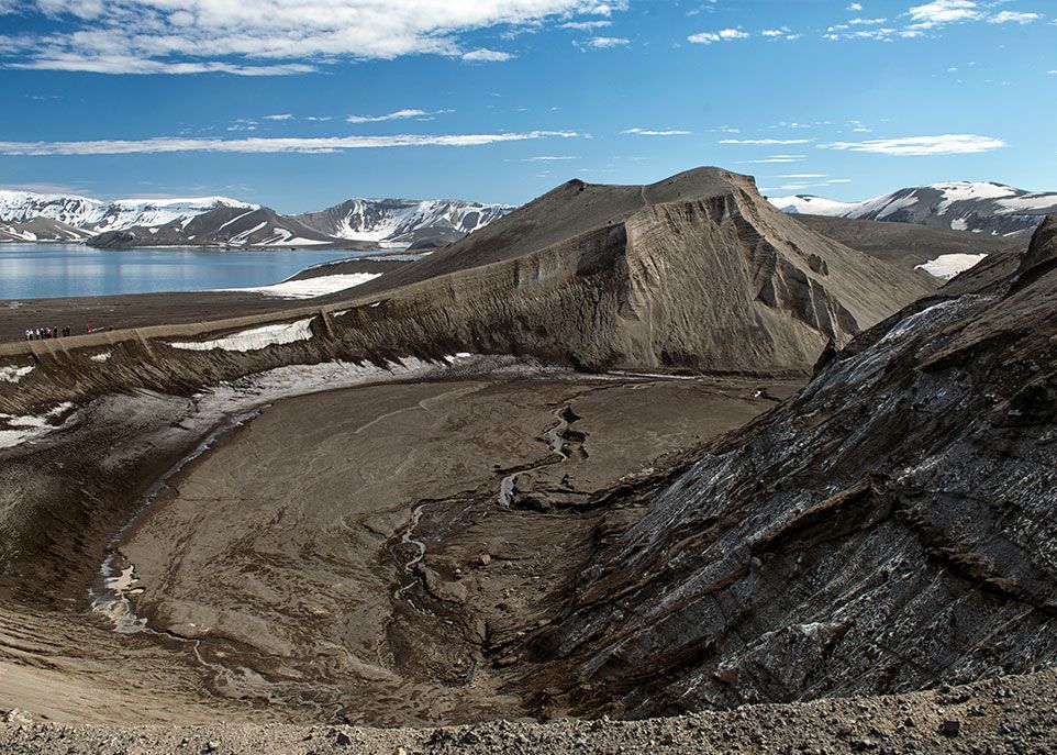 Le volcan de l’île de la Déception aurait connu une éruption majeure il y a 3 980 ans. La forme actuelle de l’île, qui rappelle un fer à cheval, serait attribuable à l’effondrement du volcan survenu après l’éruption. Le tremblement de terre majeur qui a suivi a permis aux chercheurs de dater avec précision cette éruption.