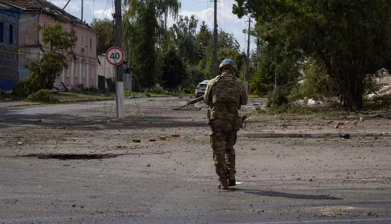 <p>Un soldat ukrainien passe devant le centre ville de Sudzha, dans la région de Koursk, en Russie, le 16 août 2024.</p>