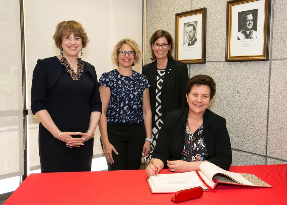 Hélène David, ministre responsable de l'Enseignement supérieur et ministre responsable de la Condition féminine, Laurence Haguenauer, consule générale de France à Québec, Sophie D'Amours, rectrice, et Frédérique Vidal, ministre de l'Enseignement supérieur, de la Recherche et de l'Innovation de la France.