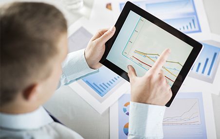 <p>Internet étant accessible partout, les investisseurs en ligne peuvent acheter et vendre des titres boursiers même au travail.</p>