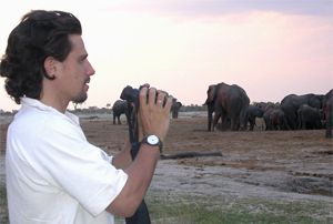 L'étudiant au doctorat en biologie William-Georges Crosmary observant un troupeau d'éléphants dans le parc national de Hwang, au Zimbabwe.