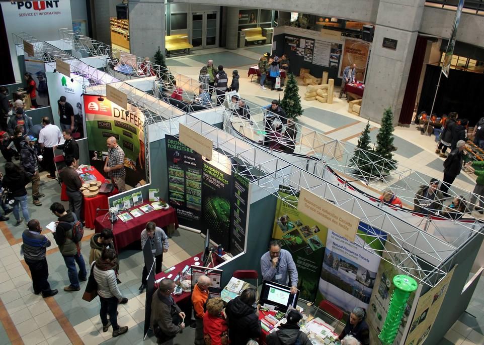 Kiosques, conférences, exposition de photos, films: les organisateurs de l'événement ratissent large afin de démontrer toutes les possibilités de la forêt.