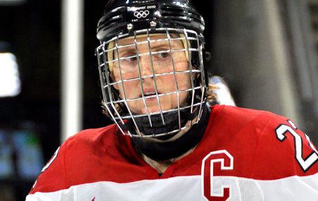 <p>Hayley Wickenheiser, capitaine de l'équipe canadienne féminine de hockey, lors des Jeux olympiques de Vancouver de 2010. Les photos montrant ses coéquipières bière à la main et cigare au bec après la conquête de la médaille d'or ont fait le tour du monde. </p>