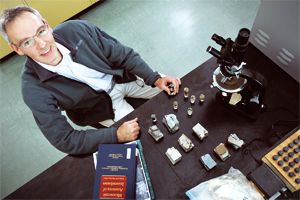 Le professeur Neuweiler dans son laboratoire au Département de géologie et de génie géologique.