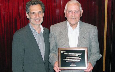 Le doyen de la Faculté des sciences et de génie, André Darveau, en compagnie du fondateur et bâtisseur de l'École d'actuariat de l'Université Laval, Gaston Paradis.