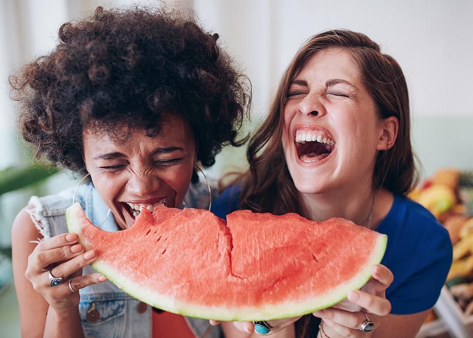 Les messages qui mettent l'accent sur les plaisirs sensoriels que procurent les aliments et sur le plaisir de partager un repas, de cuisiner et de découvrir des produits nouveaux et variés seraient aussi crédibles et convaincants que les messages rationnels pour faire la promotion d'une saine alimentation.