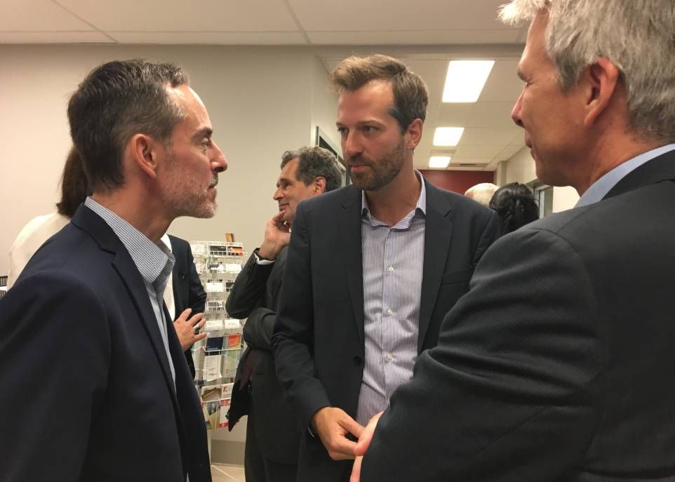 Le directeur général d'Entrepreneuriat Laval, Simon Chouinard, le député de Louis-Hébert et secrétaire parlementaire du ministre des Finances, Joël Lightbound, et le doyen de la Faculté des sciences et de génie, André Zaccarin.