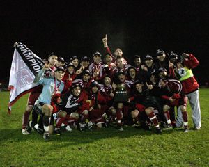 L'équipe masculine de soccer du Rouge et Or termine la saison 2009 avec 12 victoires et 2 verdicts nuls à ses 14 dernières sorties, en plus d'y ajouter une bannière provinciale et un titre canadien.