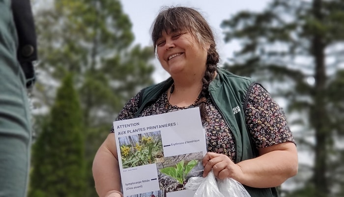 <p>Guylaine Bernard a informé les bénévoles sur l'importance de ne pas nuire au développement des plantes printanières durant l'opération de grand nettoyage.</p>