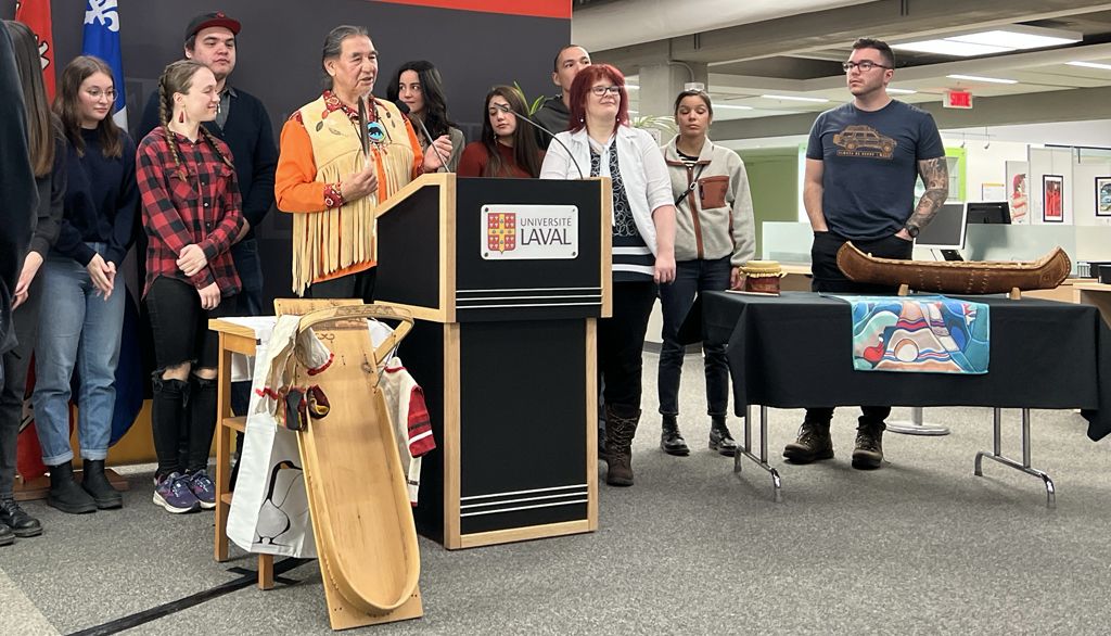 <p>Un des temps forts de la cérémonie d’inauguration du Cercle des Premiers Peuples alors que l’aîné Oscar Kistabish a invité les étudiantes et les étudiants autochtones présents à le rejoindre.</p>