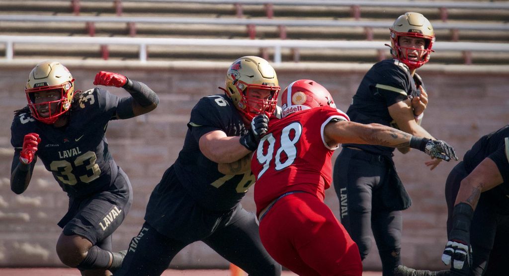Samuel Quevillon, du club de football Rouge et Or de l'Université Laval, lors d'un match contre les Redbirds de l'Université McGill.