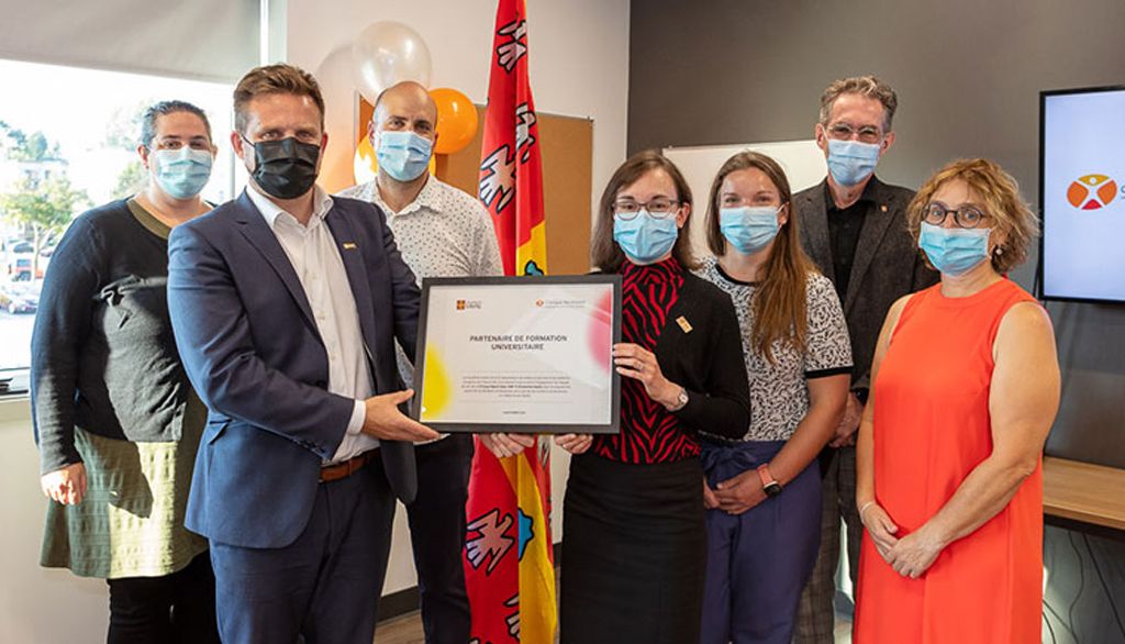 De gauche à droite: Catherine Bouffard-Dumais et Antoine Groulx, gestionnaires de ProActive Santé, Samuel Boudreault, directeur du programme de médecine familiale, Miriam Lacasse, directrice médicale de la clinique, Dre Laura Béland, directrice médicale adjointe de la clinique, Julien Poitras, doyen de la Faculté de médecine et Sonia Sylvain, directrice du Département de médecine familiale et de médecine d’urgence.