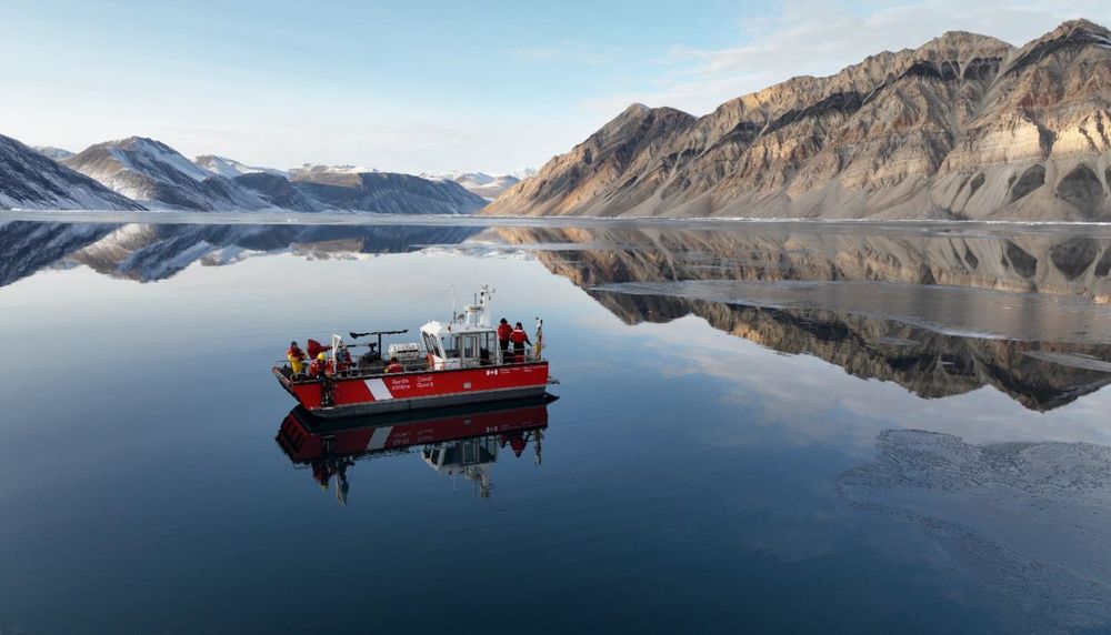 Des scientifiques prennent des mesures optiques à bord de la barge de l'Amundsen afin de valider les images satellites du fjord Archer.