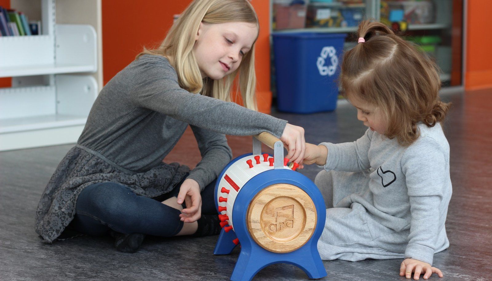 <p>Deux fillettes utilisant l'Ara, un instrument de musique acoustique et innovant servant à enseigner la création musicale dans les écoles primaires accompagné de matériel pédagogique.</p>