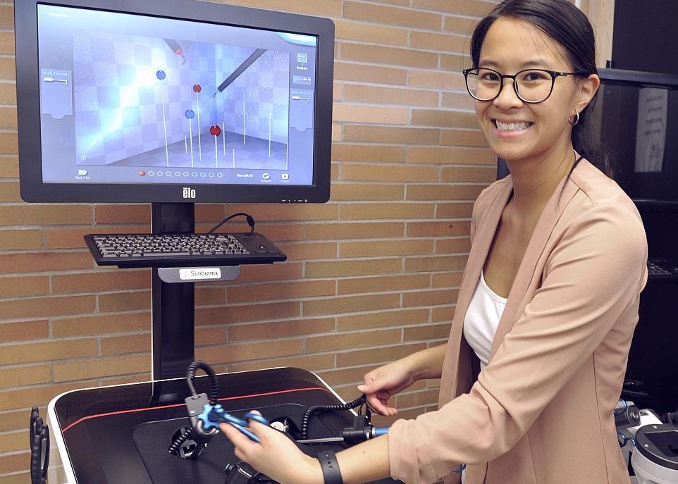La première auteure de l'étude, Joalee Paquette, a elle-même profité du simulateur virtuel de la Faculté de médecine pour se familiariser avec la laparoscopie pendant sa résidence en gynécologie-obstétrique. Grâce à cet outil, l'apprentissage de cette technique chirurgicale exigeante se fait dans un contexte où il n'y a pas de stress, pas de contrainte de temps et pas de risque pour les patients, souligne-t-elle. De plus, l'appareil fournit une rétroaction immédiate sur la performance.