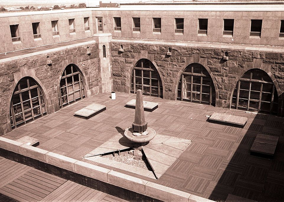 <p>La fontaine telle qu’elleétait à l’origine. On la voitici dans la cour intérieuredu pavillon Louis-Jacques-Casault en 1979.</p>
