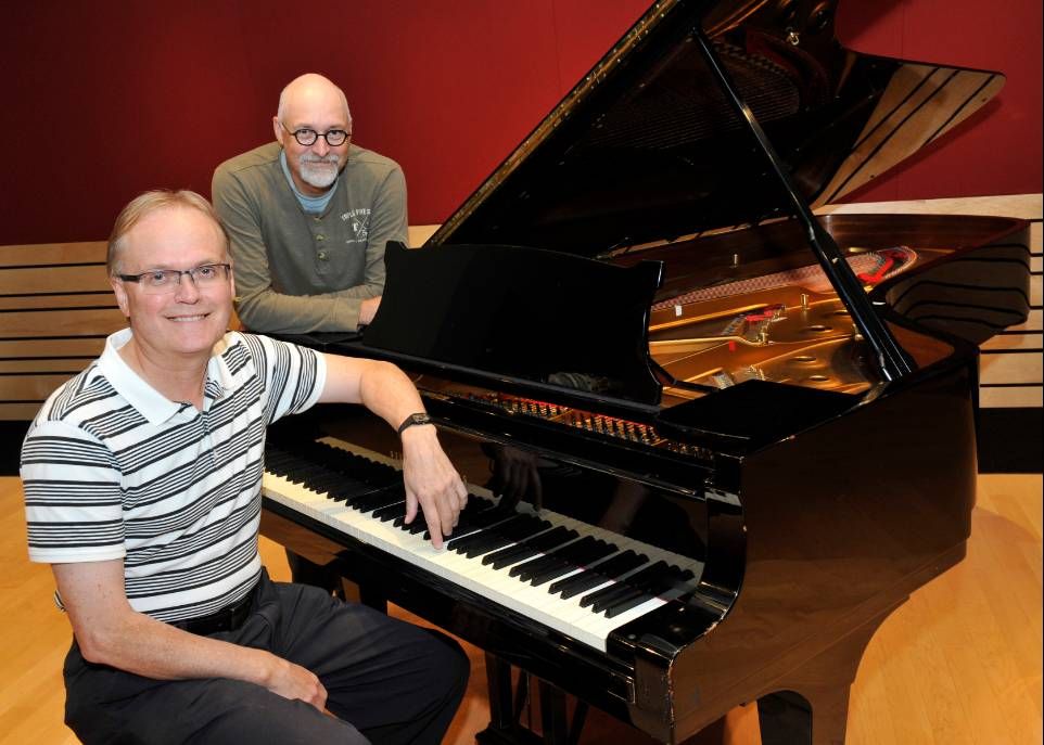 Marc-André Pépin devant le piano du studio du LARC en compagnie du professeur de la Faculté de musique Serge Lacasse.