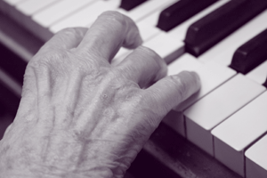 <p>Les gens qui apprennent le piano sur le tard ont les articulations moins souples que les jeunes, mais souvent plus d'enthousiasme.</p>