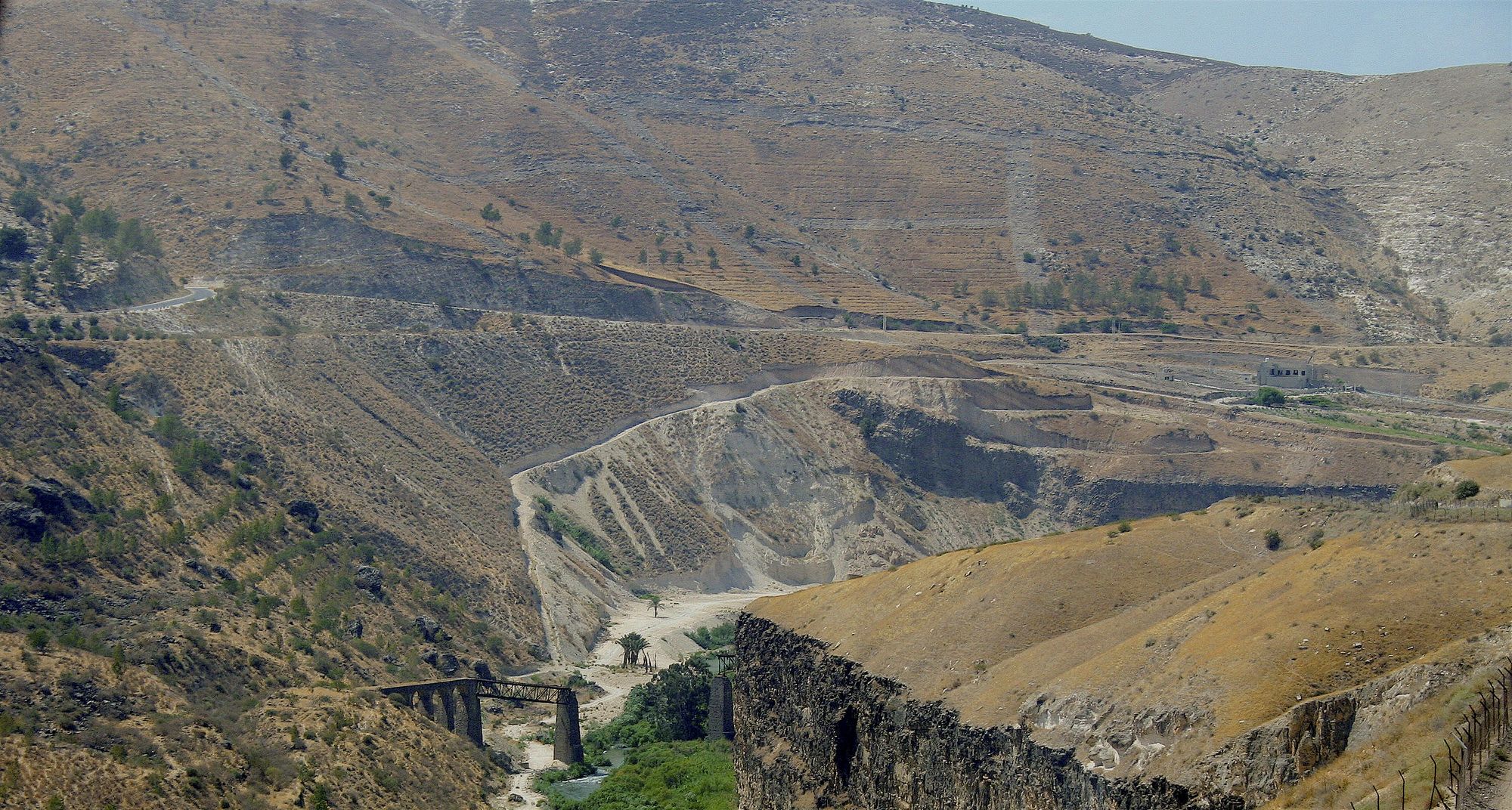 <p>La rivière Yarmouk est le principal affluent du fleuve Jourdain. En dépit d'accords bilatéraux entre la Jordanie, la Syrie et Israël, le débit annuel de cette rivière a chuté de 85% depuis 50 ans.</p>