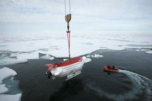 Pôle Nord, 2 août 2007. Un mini sous-marin utilisé pour la plongée en grandes profondeurs est descendu du navire de recherche russe Academik Fyodorov. Envoyé dans l'Arctique pour une mission scientifique, le navire de recherche a surtout mené des opérations visant à affirmer la présence politique et économique de la Russie dans cette partie du monde.