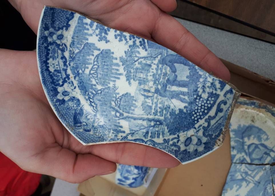 Un des beaux artéfacts découverts entre mai et juin sur le site Anderson, à Limoilou: soucoupe en céramique à décor imprimé bleu, première moitié du 19e siècle.