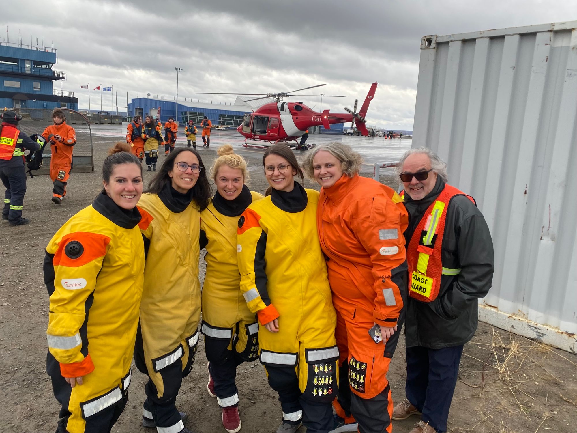 Crew changeover with the CCGS Amundsen helicopter and boarding of participants and school mentors in Kuujjuaq.