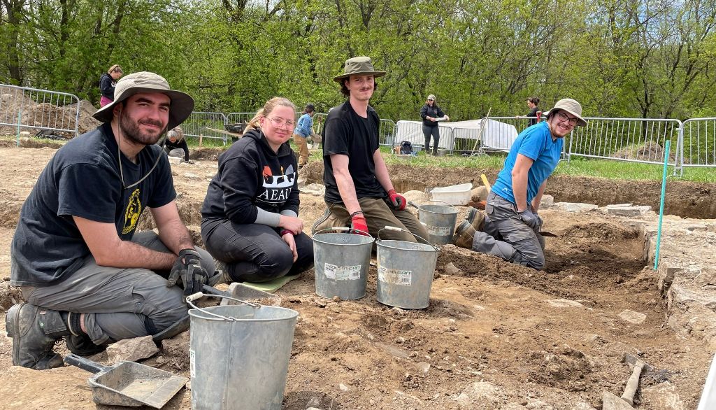 <p>Jusqu'au 10 juin, 13 étudiants au baccalauréat en archéologie et 3 stagiaires à la maîtrise, en formation professionnelle, travaillent sur le site du chantier-école.</p>