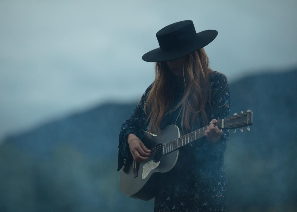 Avec cet album, Héra Ménard offre douze chansons de son cru et une reprise du classique Knocking on Heaven's Door, de Bob Dylan.