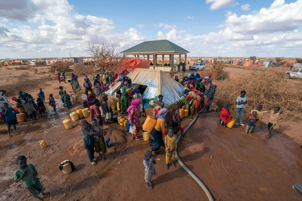 De l'eau est distribuée dans un camp de personnes déplacées à la périphérie de Dollow, en Somalie, le 20 septembre 2022