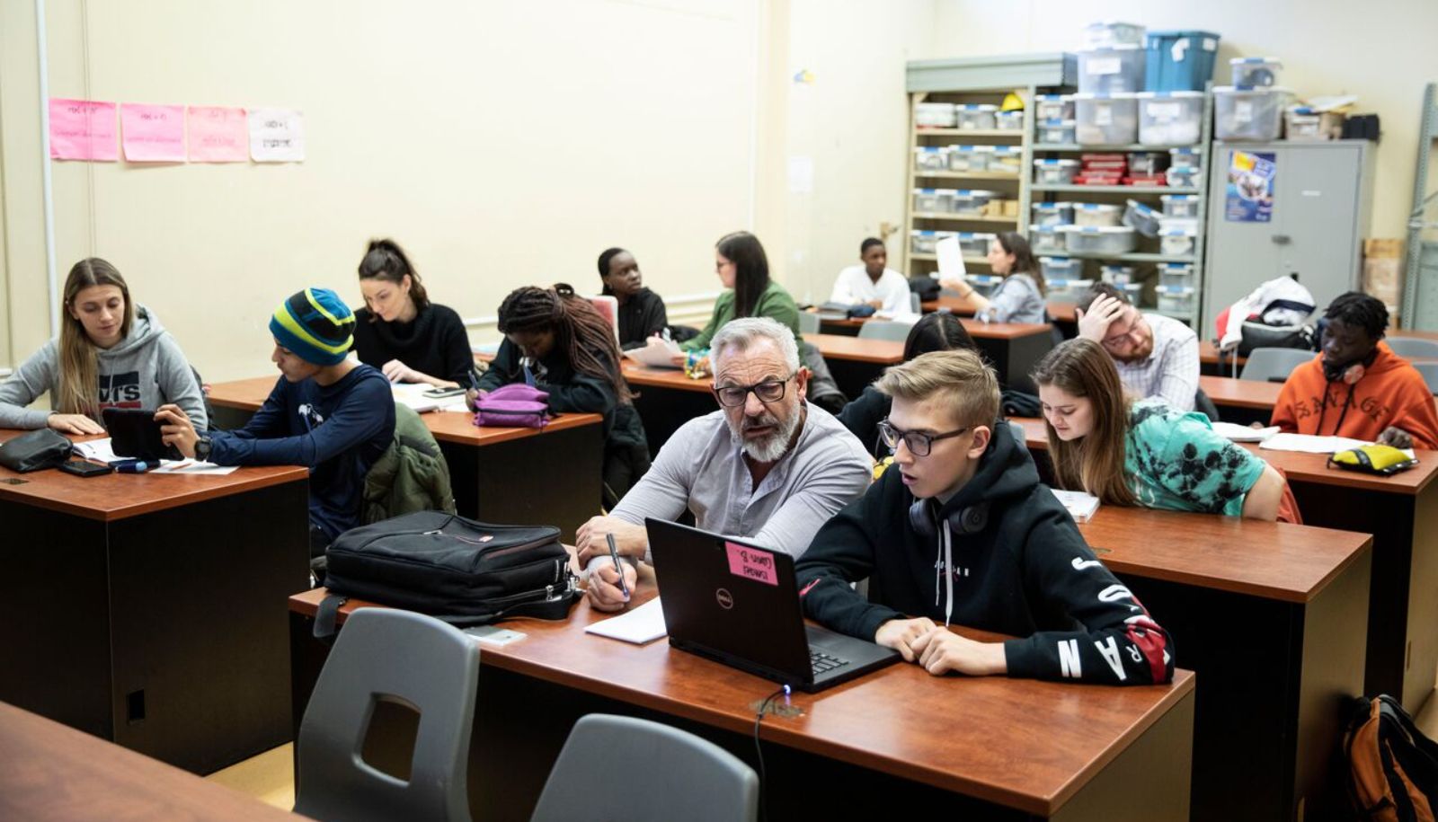 Une séance de tutorat DAM dans une école secondaire. Tout au long de l'année scolaire, quelque 300 tuteurs bénévoles accompagnent environ 1000 jeunes dans leur étude, à raison d'une heure par semaine.