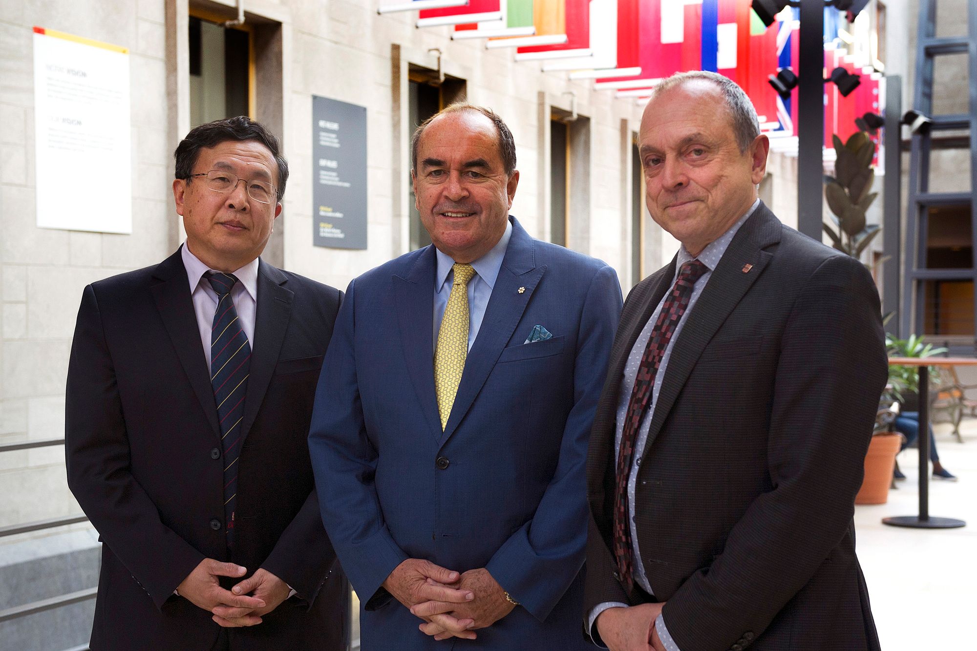 <p>Le doyen de la FSA ULaval, Michel Gendron (à droite), et le professeur Zhan Su (à gauche), du Département de management, ont accueilli Jean-François Lépine.</p>